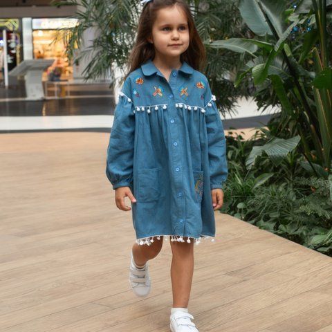 Лляна сукня-сорочка для дівчинки з вишивкою та помпонами Trendy Tot 03-01593 індіго 134 см (9 років) 03-01593-61769 фото &ndash; купити в Trendy Tot